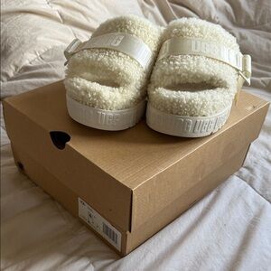 UGG Women’s Fluffita Slippers. *wore once*